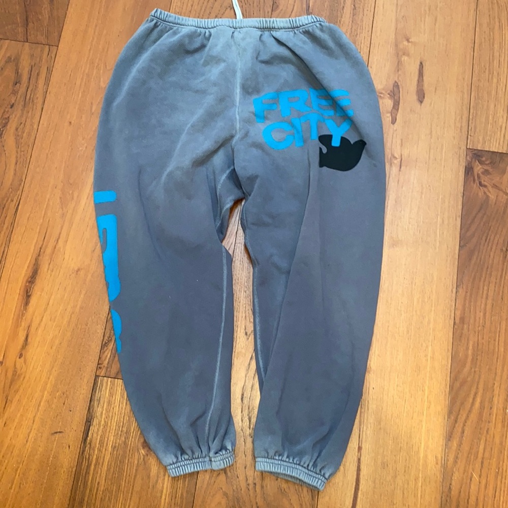 LN EUC FREE CITY Lets Go Sweatpants L Large